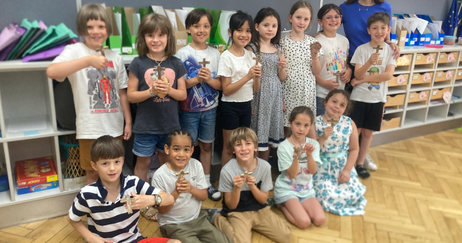 Voller Stolz tragen die Kinder ihre Ketten (Foto: F. Eigelsreiter)