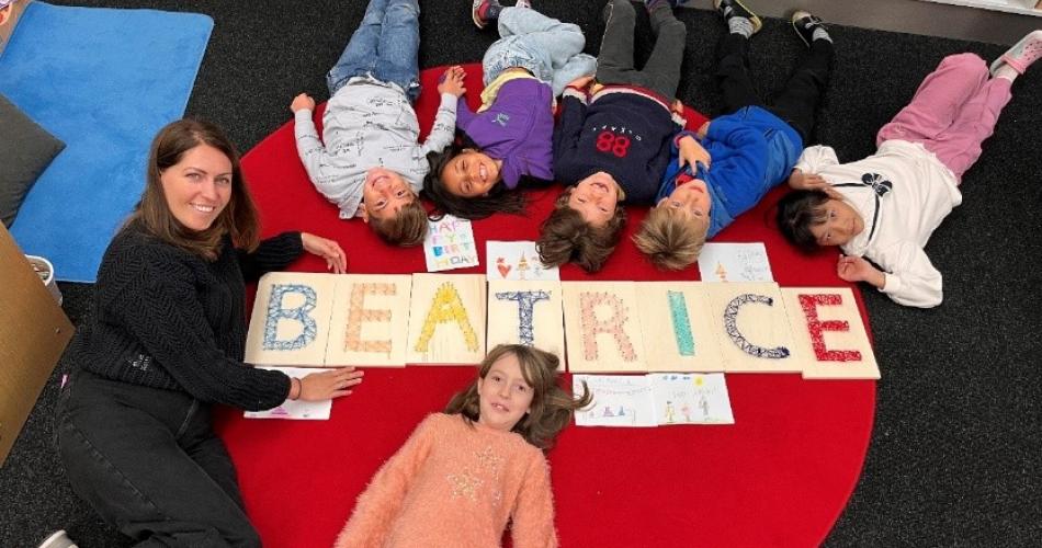 Die Kinder der Gattini Klasse mit ihrer Lehrerin Beatrice