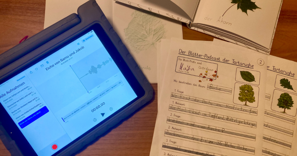 Tablet und Arbeitsblätter zum Blätterpodcast